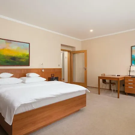 Kramer Apartment *